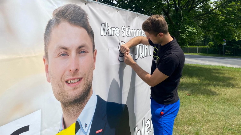 Bürgermeister Philipp Eichler entfernt in seiner Heimatstadt am Montag seine Wahlplakate. Der CDU-Politiker kandidierte für den Kreistag Görlitz.