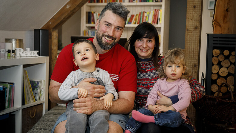 Trotz Einschränkungen sind sie eine glückliche Familie: Danilo und Stephanie Mittrach mit ihren Kindern Ben und Mia daheim in Ludwigsdorf.