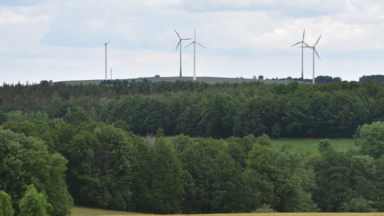 Noch drehen sich fünf kleine Windkraftwerke bei Hausdorf. Diese sollen gegen drei größere ersetzt werden.