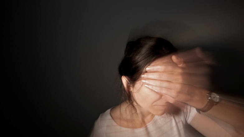 Häufig gehen Migräne-Attacken mit Übelkeit oder Empfindlichkeit gegenüber Licht und Lärm einher.