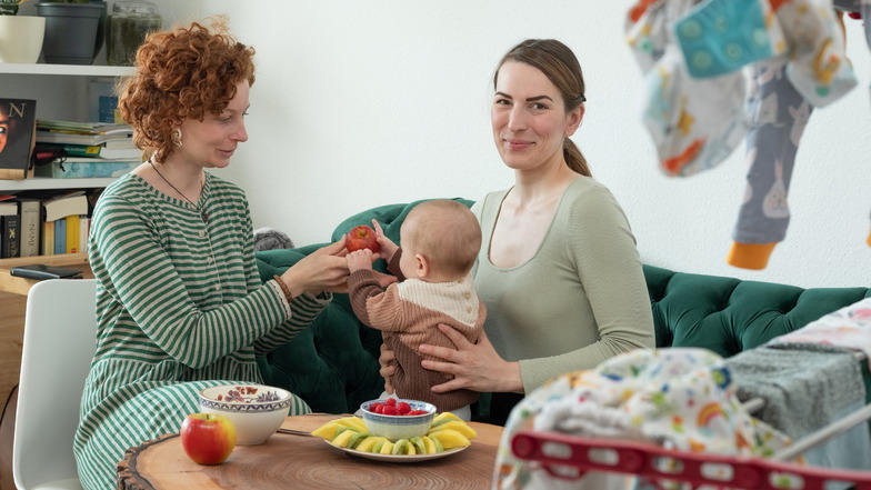 Wie Frauen Müttern im Babystress helfen