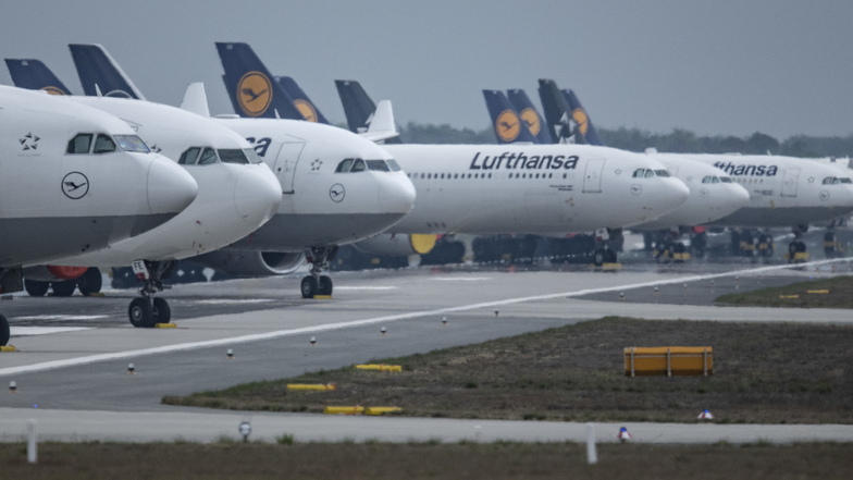 Lufthansa-Jets im April 2020 auf einer zum Flugzeug-Parkplatz umfunktionierten Landebahn: Die Corona-Pause scheint auch bei im Luftverkehr überwunden.