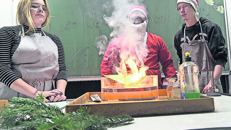 Weihnachtsmann Sebastian Eder zeigt mit seinem Team einige chemische Experimente, die mit Weihnachten verbunden werden können.