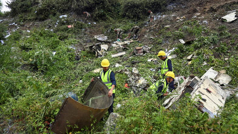 Flugzeug in Nepal beim Start verunglückt - fast alle Insassen sterben