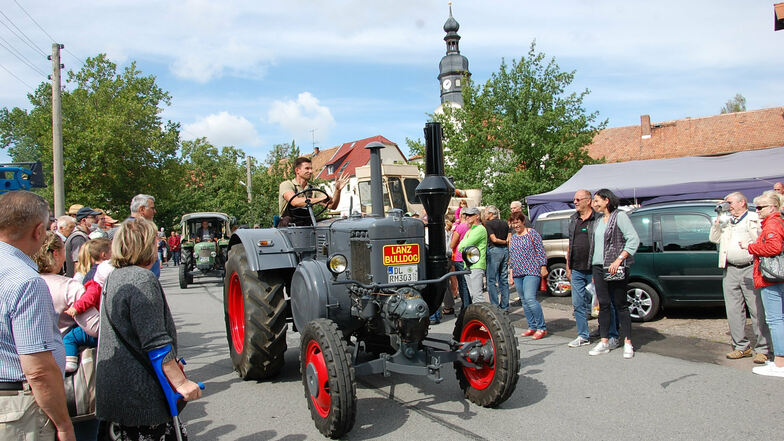 Die Traktorenparade war ein Höhepunkt beim Handwerker- und Dreschfest in Schleinitz.