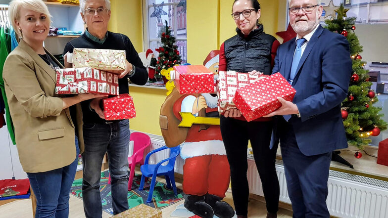 Päckchen gepackt: Beatrix Heine und Christine Petzold-Wolf von den Riesaer Rotariern überreichen Weihnachtspäckchen für Riesaer Kinder an Kurt Hähnichen und Andree Schittko vom Stadtbahnverein.
