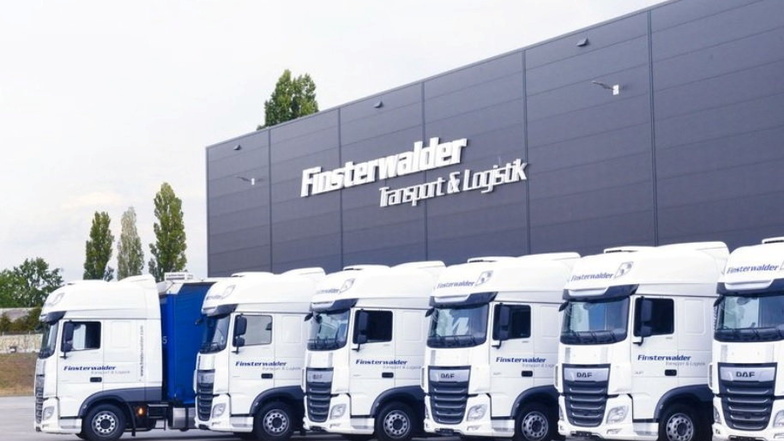 Die weiß-blaue Lkw-Flotte des Transportunternehmens Finsterwalder soll ab dem kommenden Jahr das neue Logistikzentrum in Zeithain ansteuern.