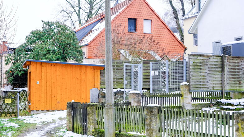 Die Toranlage am ehemaligen Wirtshaus Friedewald auf dem Wirtshausweg darf nicht verschlossen werden, weil es sich nachweislich zum Stichtag im Jahr 1993 um einen öffentlich begangenen Weg gehandelt hat.