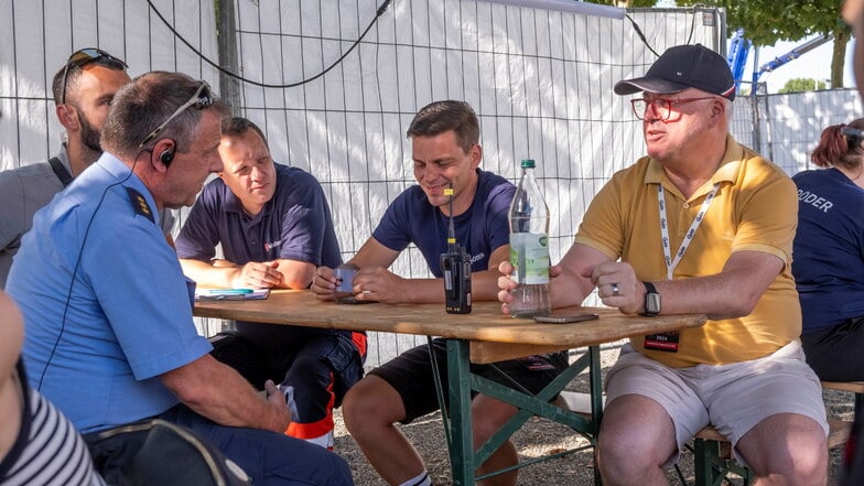 Revierleiter Dresden Mitte André Marschke (vorne links), dahinter Veranstaltungsleiter Christopher Dekrum , Ivo Kabbert vom Malteser Hilfsdienst und die Stadtfest-Chef Hagen Steiglitz und frank Schröder sind Teil der Sicherheitskonferenz, bei der die Lage