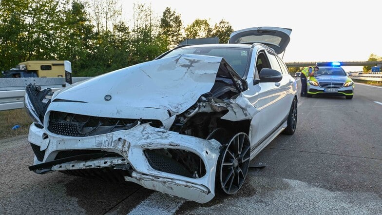 Dieser Mercedes stieß mit einem roten Auto zusammen. Die Unfallursache ist bislang unbekannt, aber es gibt einen Verdacht.