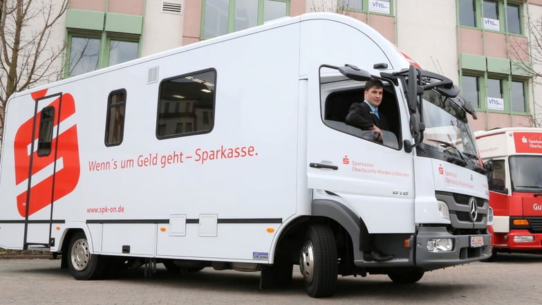 Den Einsatz ihres Sparkassenbusses im Kreis Görlitz reduziert nun die Sparkasse Oberlausitz-Niederschlesien.