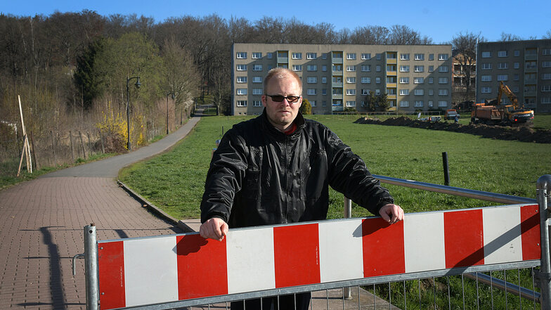 Nicht nur Carsten lange ist froh, dass nun der Weg zwischen Bahnhof in Richtung Hochweitzschen gesperrt ist. Viele Kraftfahrer mit Ortskenntnis nutzten den Weg zur Umfahrung der Baustelle.