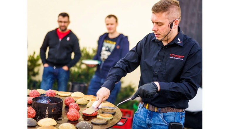 Fleischermeister und Fleischsommelier Christoph Schempp aus Tauscha zeigte bei einem Grillkurs, wie der perfekte Burger gegrillt wird.