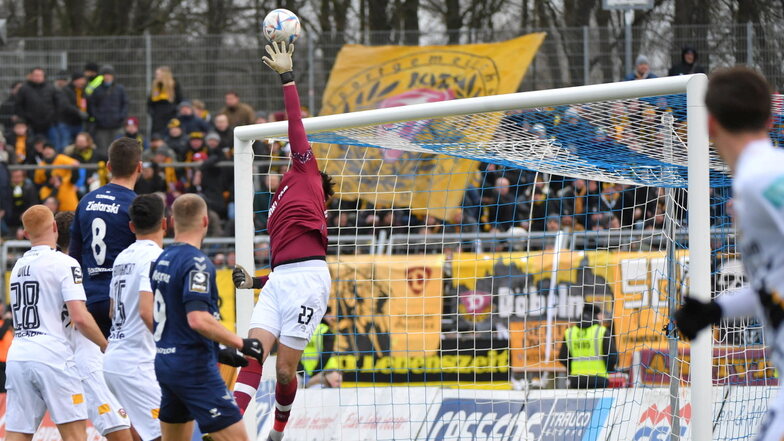 Der Ball fliegt über Keeper Stefan Drljaca ins Tor: Der Freistoß von Christopher Buchtmann sorgte für die Führung für den VfB Oldenburg, die bis in die zweite Hälfte anhielt.