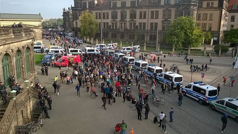 Auf dem Platz neben dem Zwinger riegelte die Polizei den Weg zur Pegida-Demo ab.
