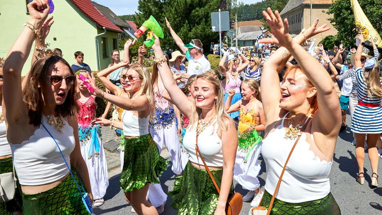 Der Cunnersdorfer Carnevals Club feiert ausgelassen Sommerfasching.
