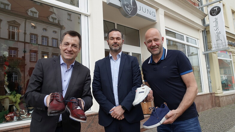 Torsten Herbst (links) und Franco Lehmann (Mitte) besuchten den Schuhhändler Jens Jung.
