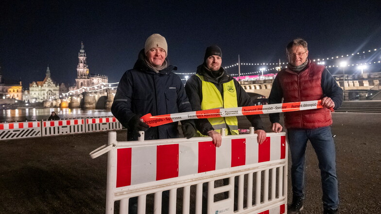 Matteo Böhme, Security Alexander Clausitzer und Holger Zastrow (v.l.) beim Aufbau des Feuerwerks in Dresden.