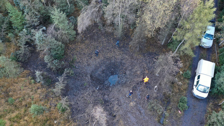 Nur noch ein Krater war im Wald zu sehen nach der erfolgreichen Sprengung von alter Weltkriegsmunition.