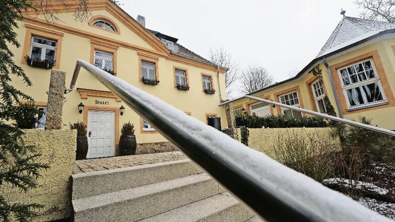 Die bekannte Gaststätte „Zum Pfeiffer“ am Sächsischen Weinwanderweg ist derzeit nur für Hotelgäste geöffnet. Sie ist eine der einst fünf Ausspannen auf dem Höhenweg über dem Elbtal in Radebeul.