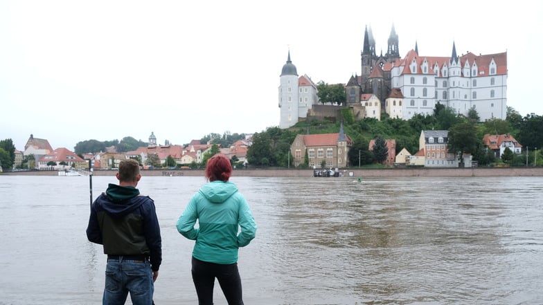 In Meißen ist man zuversichtlich, dass der Flutschutz die Innenstadt trocken hält. Aktuelle Prognosen sagen 6,40 Meter für Mittwoch voraus.