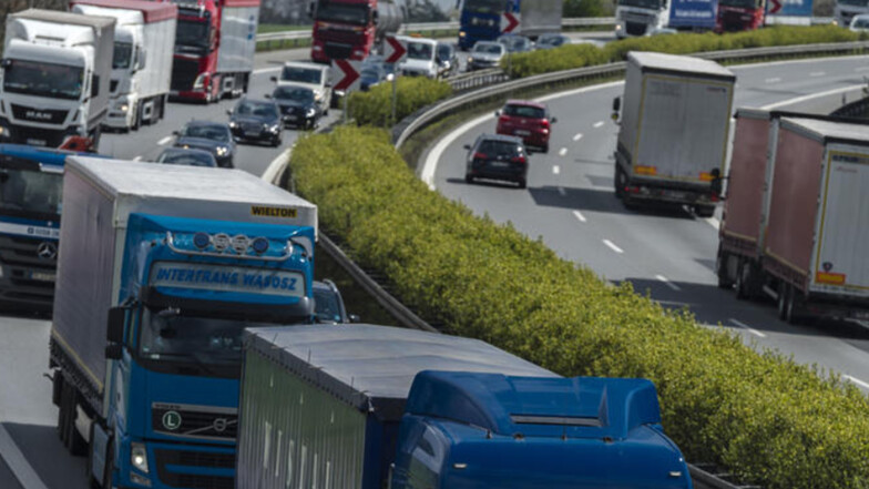 Ein gewohntes Bild noch bis etwa 2034: Auf der Autobahn bei Ottendorf-Okrilla stauen sich die Fahrzeuge.