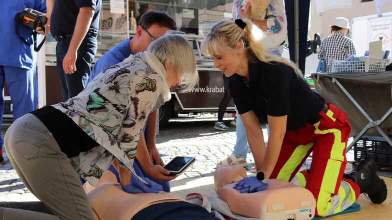 Für Donnerstag lädt das St. Johannes Krankenhaus Kamenz von 9 bis 12 Uhr gemeinsam mit dem Falck-Rettungsdienst zu einer Aktion im Rahmen der Woche der Wiederbelebung ein - mitten auf dem Wochenmarkt in Kamenz.