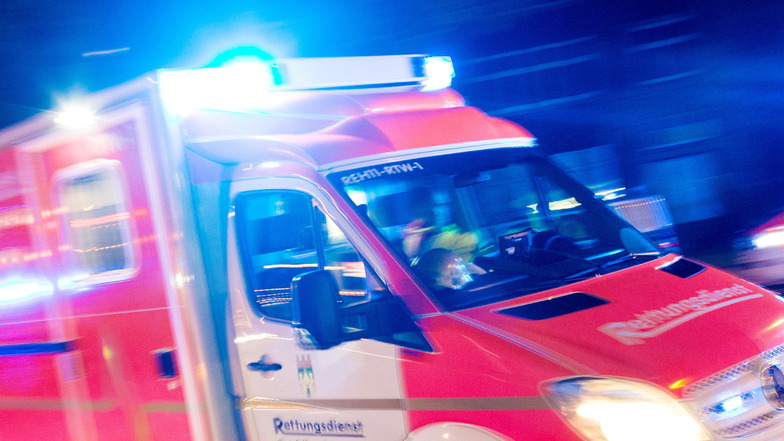 Ein 73 Jahre alter Autofahrer ist bei einem Unfall in Annaberg-Buchholz in der Nacht zum Mittwoch ums Leben gekommen.