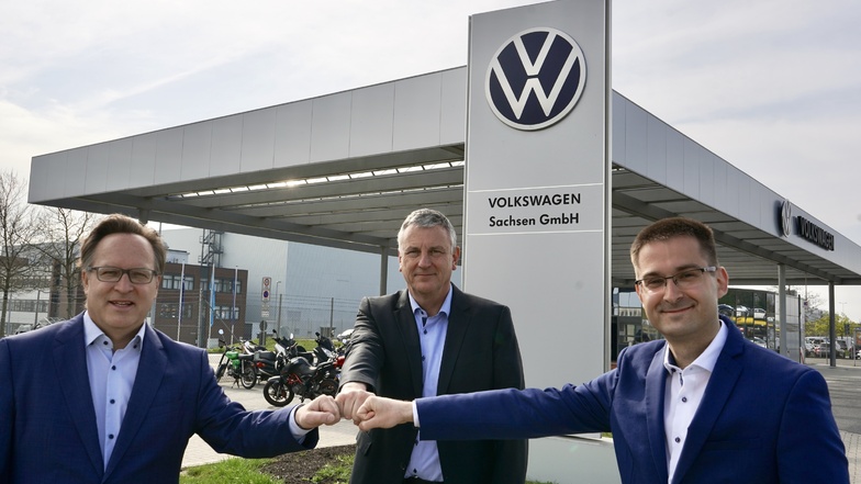 Der bisherige Sprecher von VW Sachsen, Carsten Krebs (l.), übergibt seine Funktion an Jonas Wetzel (r.), der künftig an Stefan Loth (m.), Vorsitzender der Geschäftsführer von VW Sachsen berichtet.