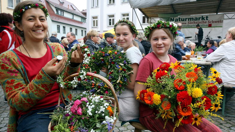 Blumen und Kränze beim Naturmarkt auf dem Wehlener Marktplatz, hier in einem der Vorjahre.