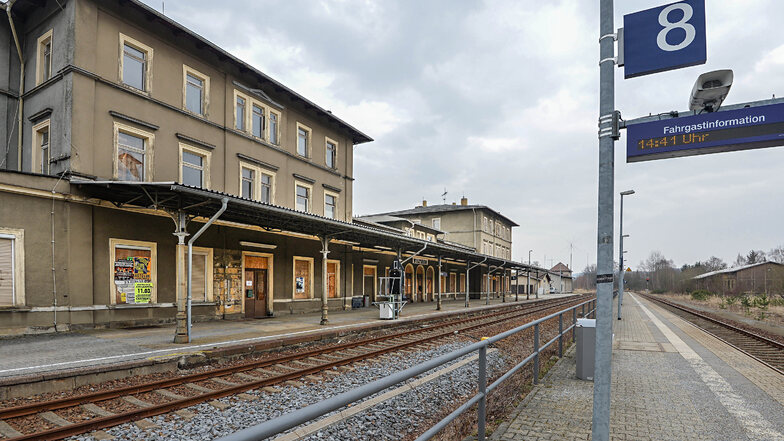 Äußerlich scheint der Bahnhof in Wilthen noch intakt zu sein. Doch die Kosten für die Sanierung des Gebäudes dürften in die Millionen gehen.
