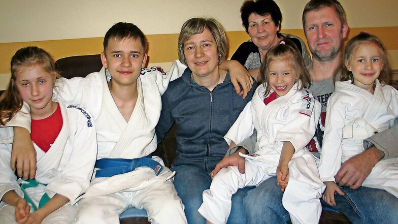 Judo ist zu einem Selbstläufer geworden in der sportverrrückten Familie Krupper in Schleife: Diana und Uwe Krupper unterstützen ihre Kinder Ashley, Jesse und die Zwillinge Amelie und Amy dabei.