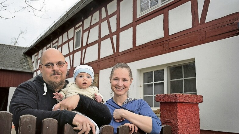 Maria-Christin und Martin Anderfuhren mit Sohn Amarin vor ihrem Haus in Tragnitz. Die Eheleute kandidieren für die Bündnisgrünen im Leisniger Stadtrat.