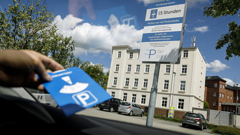 Wer mit seinem Fahrzeug auf dem Parkplatz von Penny an der Bahnhofstraße in Görlitz steht, muss sich an bestimmte Regeln halten - sonst drohen Strafen.