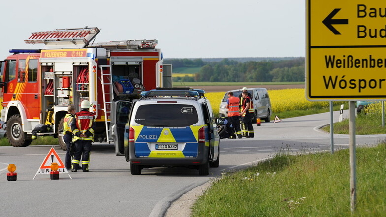 Für die Unfallaufnahme nach der schweren Kollision zwischen einem Auto und einem Motorrad zwischen Bautzen und Weißenberg musste die S111 am Nachmittag des 29. April 2024 gesperrt werden.