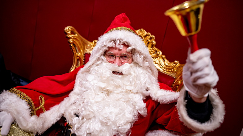 Ein Besuch des Weihnachtsmannes gehört bei vielen Weihnachtsmärkten fest zum Programm, am dritten Adventswochenende zum Beispiel in Kamenz, Wehrsdorf oder Elstra.