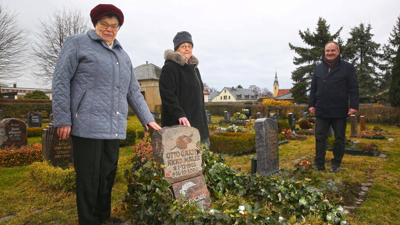 Sieglinde Fröhlich (l.) und Holde Liebau wollen auf dem Elstraer Friedhof einen Gedenkpfad für Persönlichkeiten der Stadt einrichten. Unterstützt werden sie dabei von Bürgermeister Frank Wachholz.
