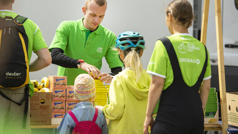 So geht Pause: Helfer Martin Wimmer verteilt zum SZ-Fahrradfest am Verpflegungspunkt auf der Festwiese in Radebeul-Altkötzschenbroda an Teilnehmer Lebensmittel.