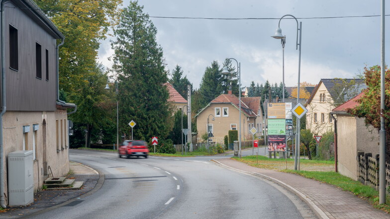 Deutlich ruhiger ist seit der Eröffnung der Umgehungsstraße - hier an der Pulsnitzer Straße.