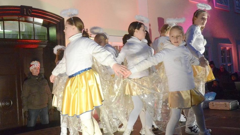 Die Kinderfunken des Karnevalclubs Niesky führten ihren Tanz der Engel auf der Bühne vor der Stadtbibliothek vor.