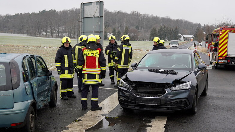 Zwischen Räckelwitz und Schmeckwitz sind am Freitagvormittag zwei Autos zusammengestoßen.