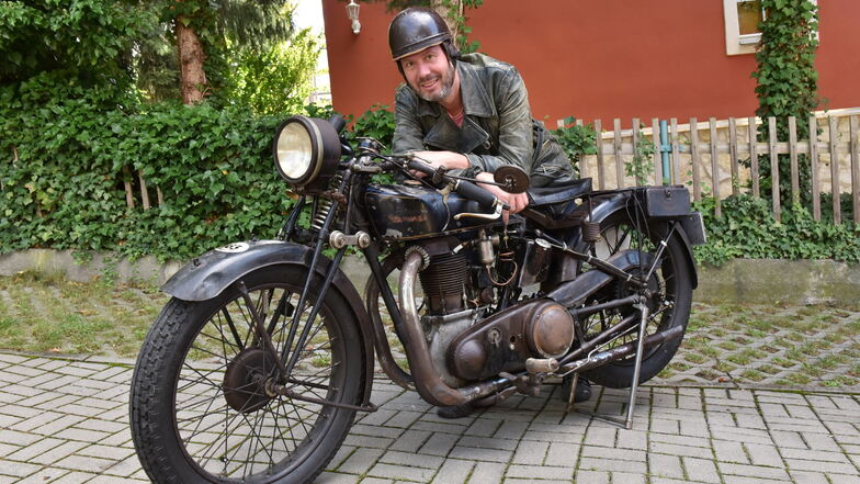 Marco Krauß aus Freital mit seinem Oldtimer- Motorrad, mit dem er nach Italien tuckert.