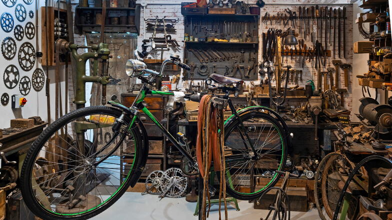 Auch eine historische Werkstatt im Stil der 20er Jahre ist Teil der Ausstellung. Die Einrichtung holte Stiller aus einer geschlossenen Fahrradwerkstatt in Weinböhla.