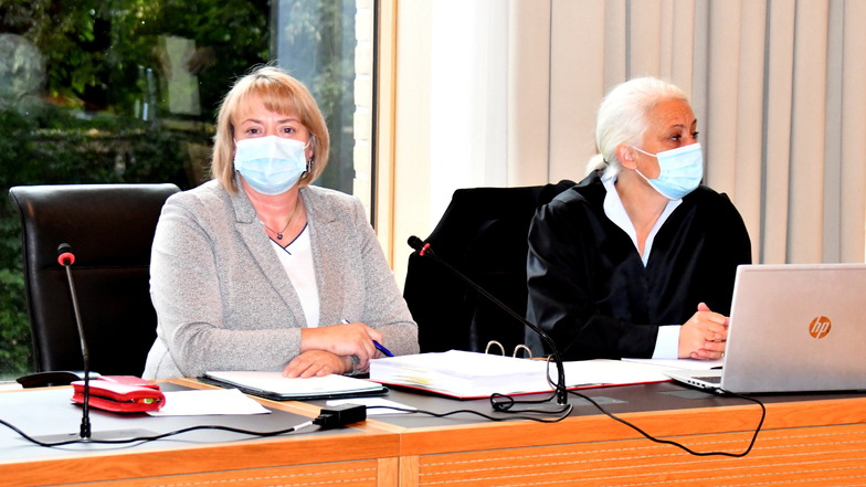Daniela Walter (l.) vor dem Amtsgericht Dresden mit ihrer Anwältin Uta Modschiedler.
