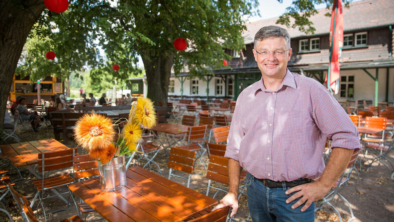 Unternehmer, FDP-Politiker und Gastronom: Holger Zastrow betreibt die Hofewiese in Langebrück und will sie weiter sanieren. Er hat als Stimmenkönig der Kommunalwahl aber auch viele Pläne für den neuen Stadtrat.