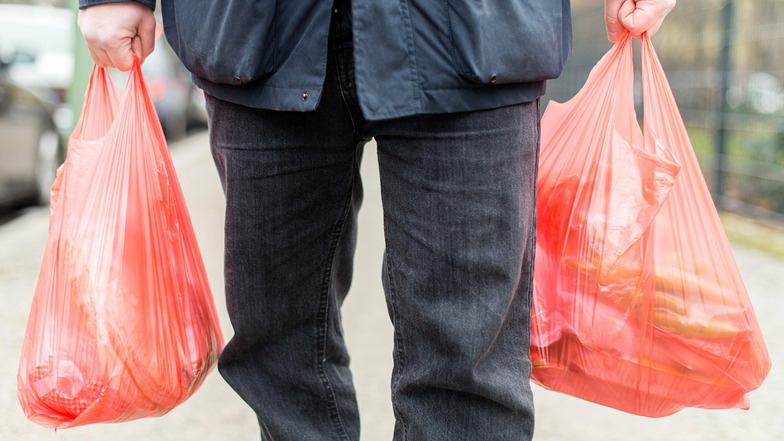 Ab Januar 2022 sind Plastiktüten an Ladenkassen in Deutschland verboten.
