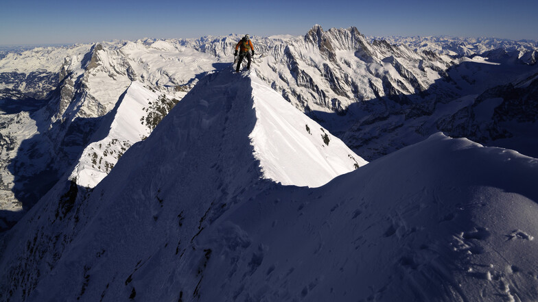 Der Extrembergsteiger Ueli Steck auf dem Mittellegigrat in den Berner Alpen. Auch der 2017 tödlich verunglückte Schweizer hat einen Platz im Bildband „Bergmenschen“, in dem prominente Bergsteiger über Ehrfurcht, Liebe und Abschied sprechen.