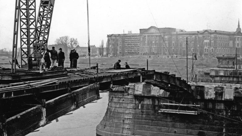 Februar 1952: Kurz vor der Sprengung der Bogenträger beseitigen Bauleute den Fahrbahnbelag.