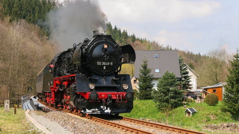 Die Dampflok 50 3648 zieht am Sonntag den Sonderzug von Chemnitz nach Altenberg.