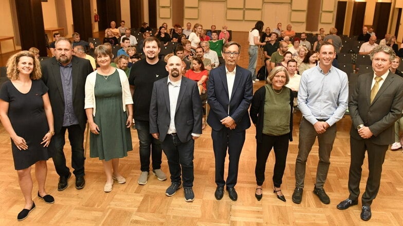 Die Kandidatenrunde und die Moderatoren Friederike Kühn (li.) und Domokos Szabó (re.) beim Wahlforum Dippoldiswalde.